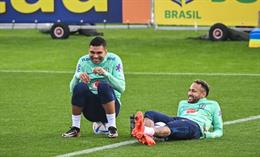 Casemiro rủ Neymar đến MU 